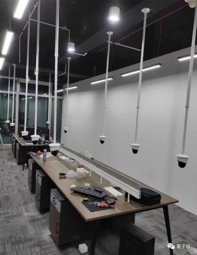每个工位都装监控,既拍屏幕又拍人,深圳公司神操作引热议:坐牢也不这样吧